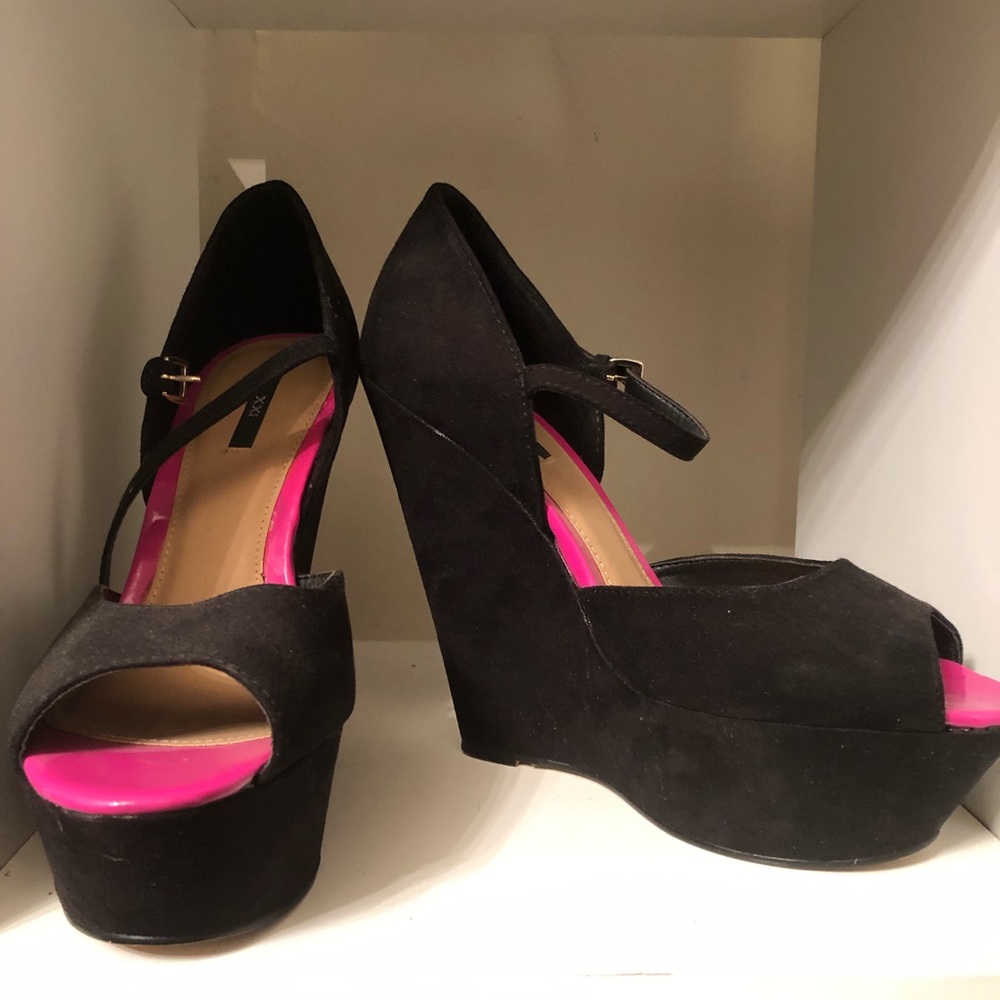 Black wedge heels
